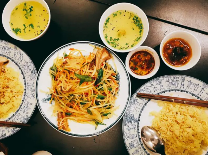 Ăn cơm gà tại chợ Hội An