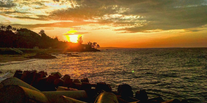 Ánh nắng chiều rọi xuống bãi đá tạo nên khung cảnh mê hoặc