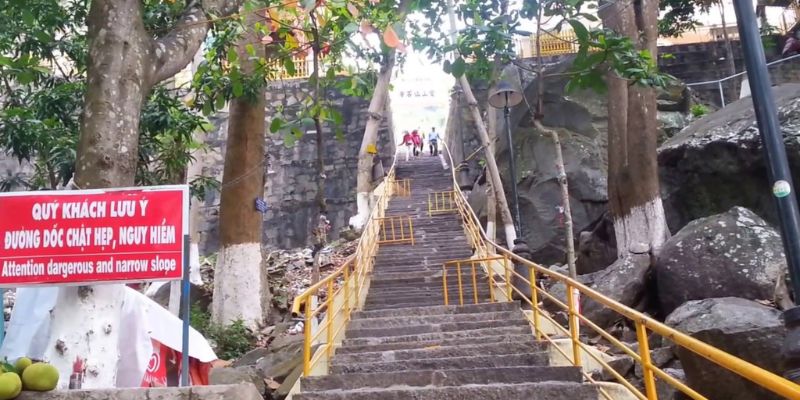 Lối bậc thang dẫn lên chùa Bà Đen giữa không gian cây xanh tĩnh lặng