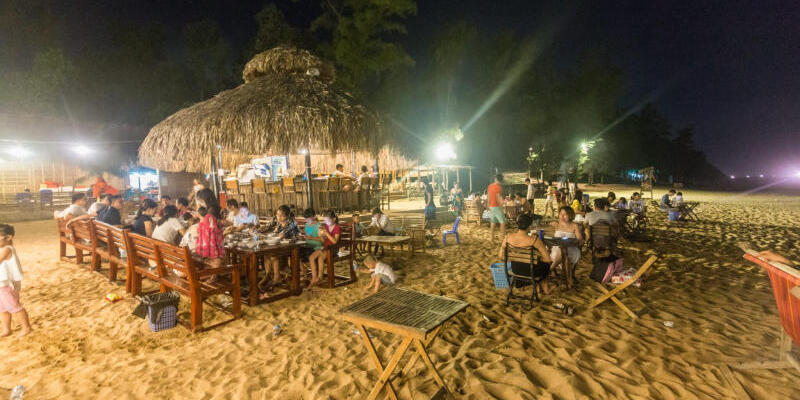 Tổ chức tiệc BBQ ngoài trời tại bãi biển bãi Đông