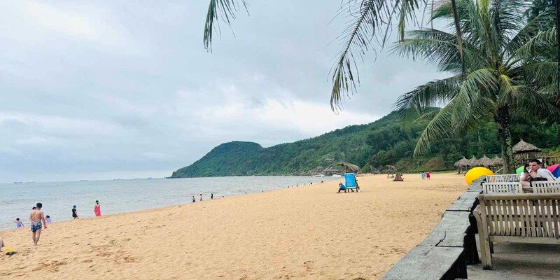 Tắm biển tại bãi Đông mát mẻ, trong lành