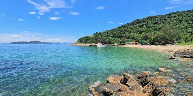 Bãi Đông nằm trên bán đảo Nghi Sơn, giáp tỉnh Nghệ An