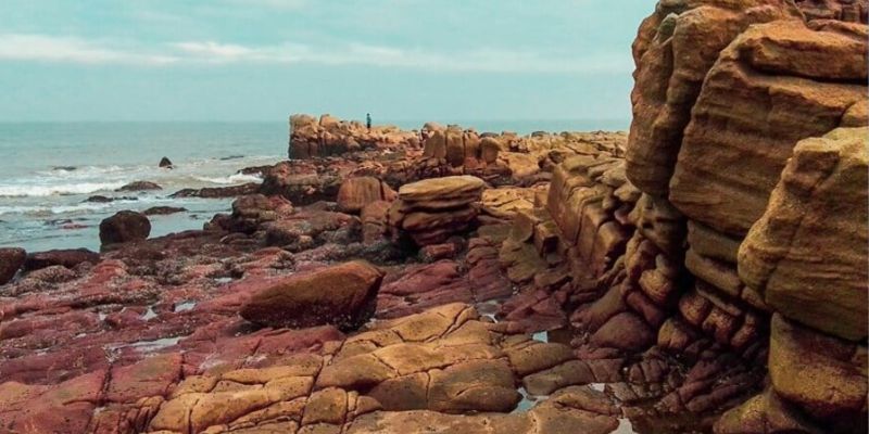 Check-in mỏm đá Mặt Trời ngắm cảnh biển phía xa