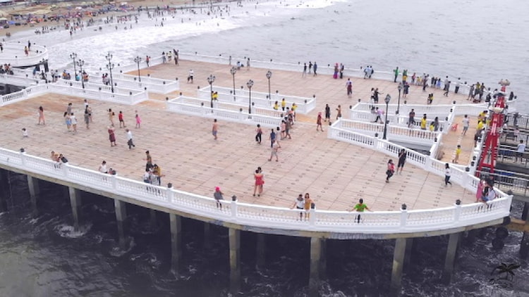 Du khách check in tại bến du thuyền đẹp, mang lối kiến trúc cổ tích