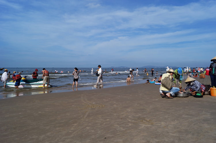 Đến với biển Hải Tiến du khách có thể chơi lướt sóng mạo hiểm