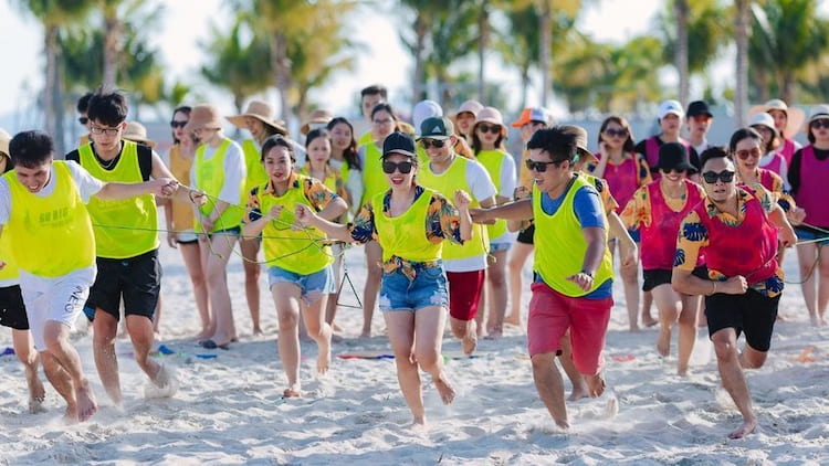 Bãi biển rất rộng thích hợp để tổ chức hoạt động Teambuilding