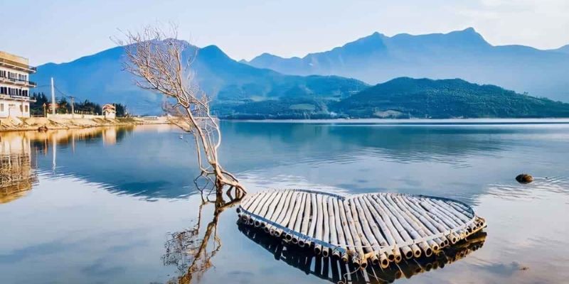 Đầm Lập An như một tấm gương phản chiếu trong suốt