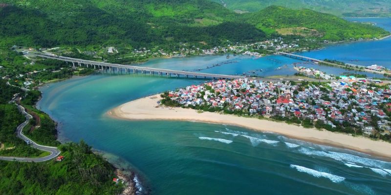 Toàn cảnh bãi biển Lăng Cô nhìn từ trên cao