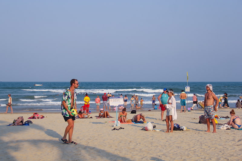 Du khách chú ý tuân thủ quy định an toàn trong khi tắm biển