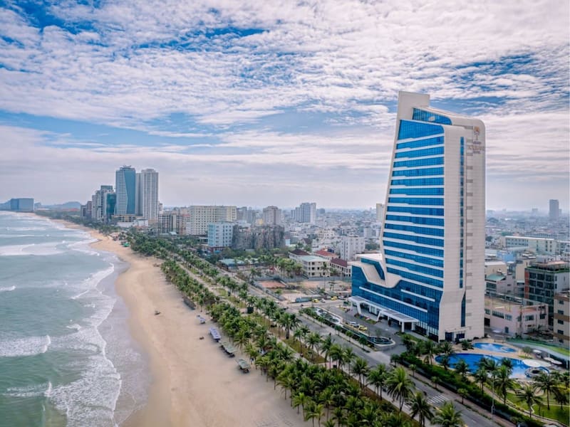 Có nhiều khách sạn xung quanh biển cho bạn đặt phòng