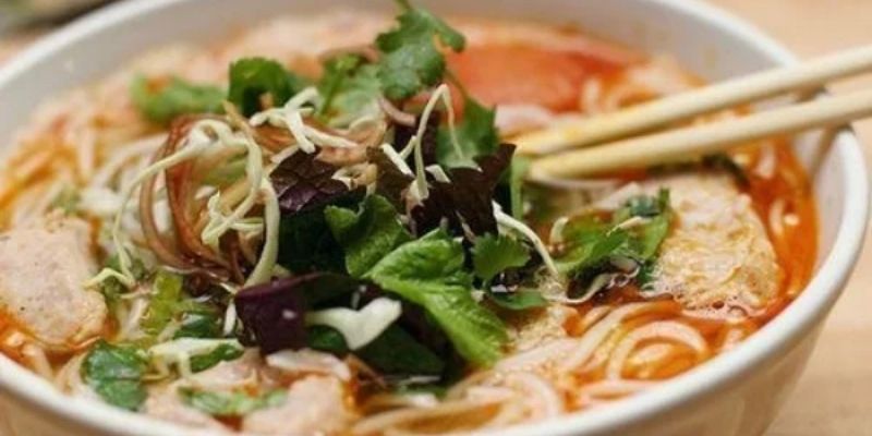 Cá tươi ngọt thanh, nước lèo đậm đà, thưởng thức kèm rau sống