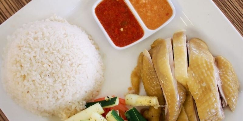 Cơm vàng dẻo thơm và nước chấm tỏi ớt đậm vị đặc trưng