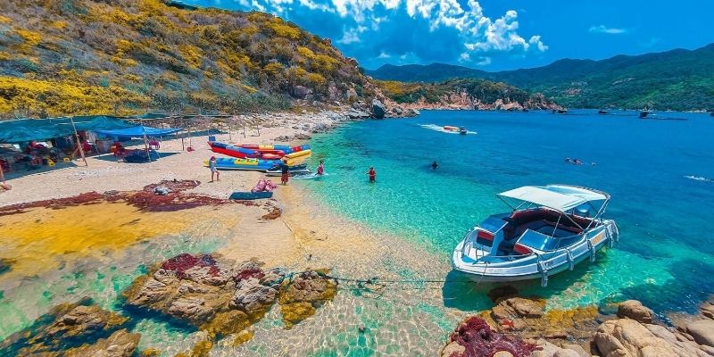 Thư giãn chân trần trên bãi cát mịn, lắng nghe tiếng sóng