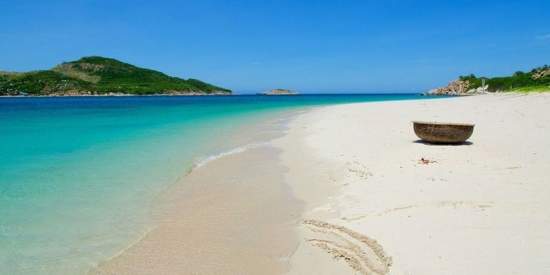 Khám phá bãi biển Ninh Chữ với hình ảnh biển xanh, cát trắng