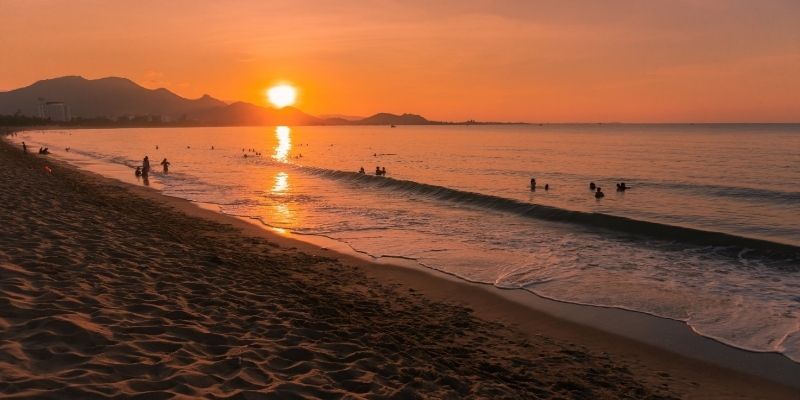 Ngắm bình minh và hoàng hôn rực rỡ trên Ninh Chữ