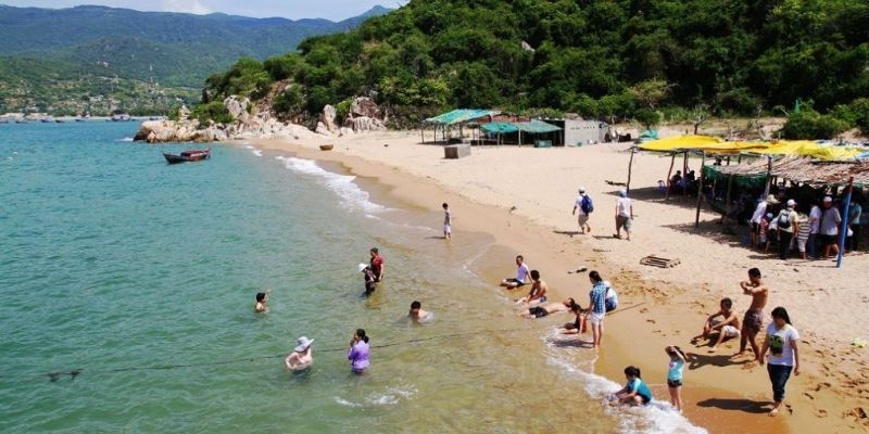 Đắm mình trong làn nước trong xanh mát lạnh của bãi biển Ninh Chữ