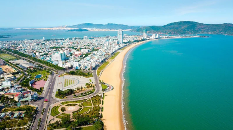 Bãi biển Quy Nhơn có hình trăng khuyết vô cùng độc đáo