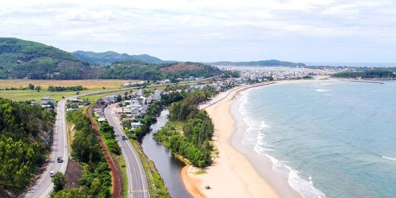 Bãi biển Sa Huỳnh nằm ở phía Nam của thành phố