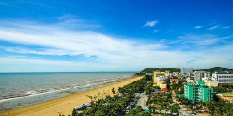 Những du khách ở xa có thể di chuyển đến Sầm Sơn bằng máy bay