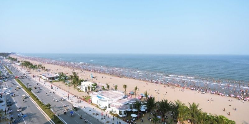 Bãi biển Sầm Sơn nằm cách Hà Nội khoảng 180km