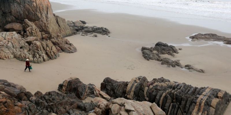 Núi Trường Lệ nổi bật nhờ vẻ đẹp tự nhiên, hoang sơ