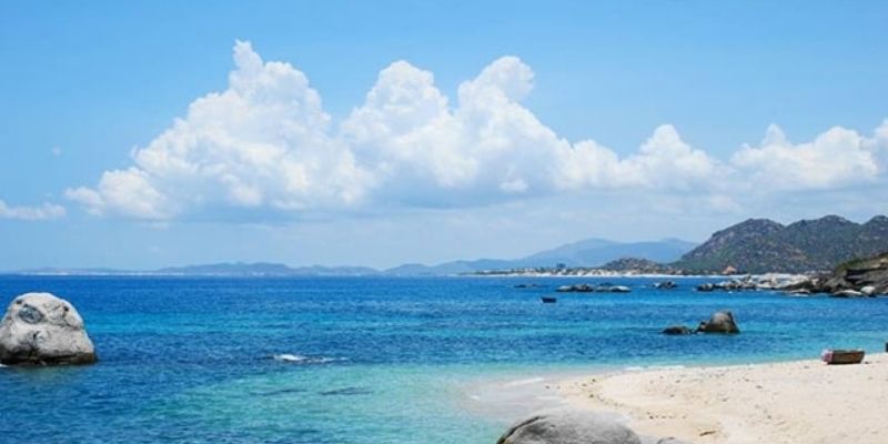 Mọi người có thể lựa chọn di chuyển bằng xe khách 