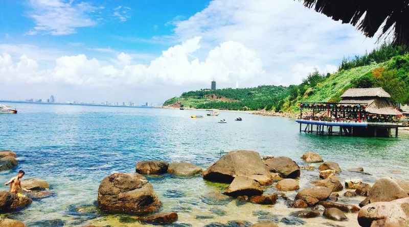 Bãi biển Tam Thanh là điểm đến gần làng bích họa