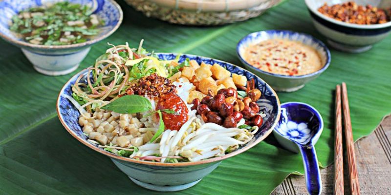 Cơm, mì hay bún hến đều là món ngon mang đậm hồn quê hương
