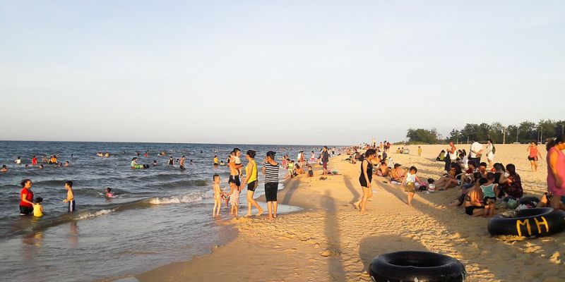 Hòa mình vào dòng nước mát lạnh ở bãi biển