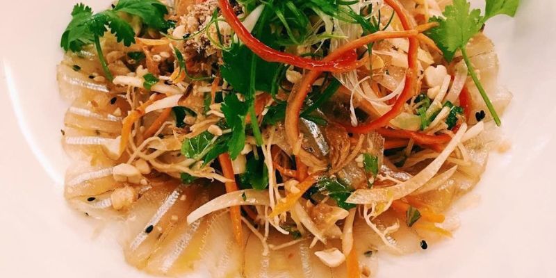 Gỏi cá mai trứ danh ở khu vực bãi đá Lý Hòa