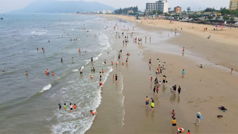 Tắm biển chiêm ngưỡng vẻ đẹp hoang sơ tại Bãi Môn Phú Yên