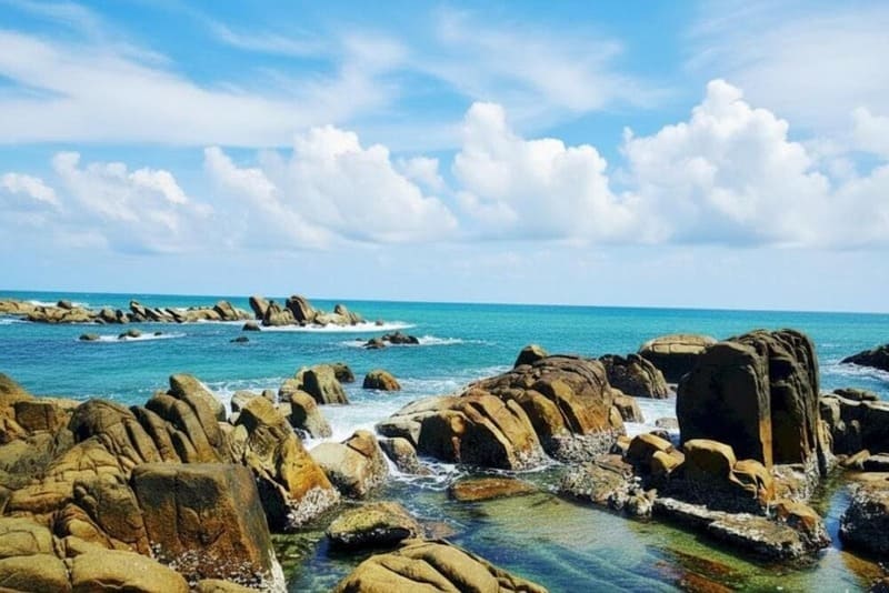 Những tảng đá với hình thù khác nhau được điêu khắc bởi biển