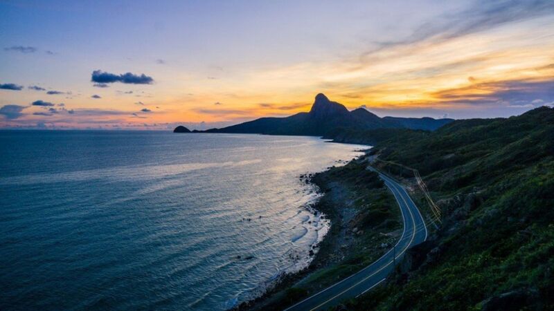 Bãi Nhát nổi bật với màu nước biển xanh ngắt, yên bình