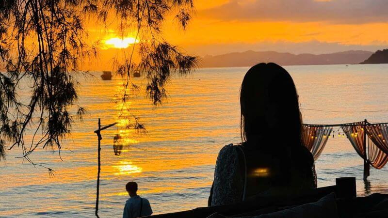 Đỉnh Tình Yêu nổi bật dưới ánh hoàng hôn