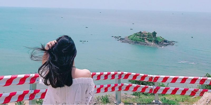 Bãi Sau cong mềm như dải lụa khi nhìn từ trên Đồi Con Heo