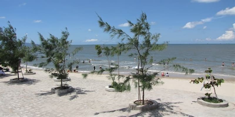 Hải sản tươi ngon tại bãi tắm Chí Linh