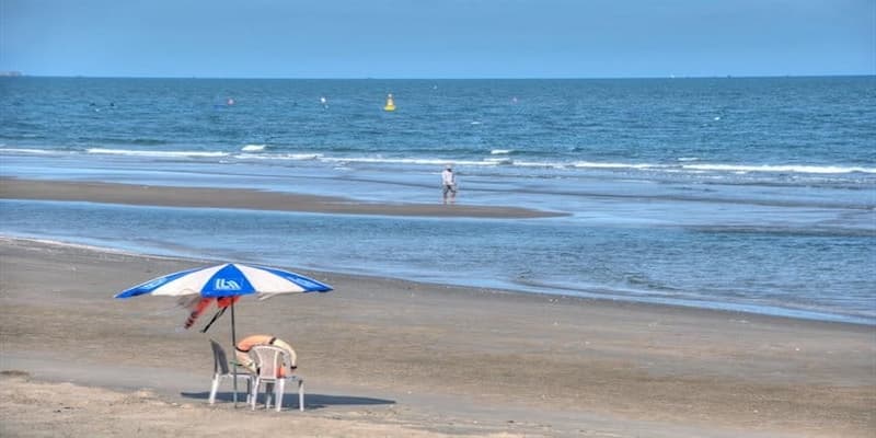 Hòa mình cùng những cơn sóng tại bãi tắm Chí Linh