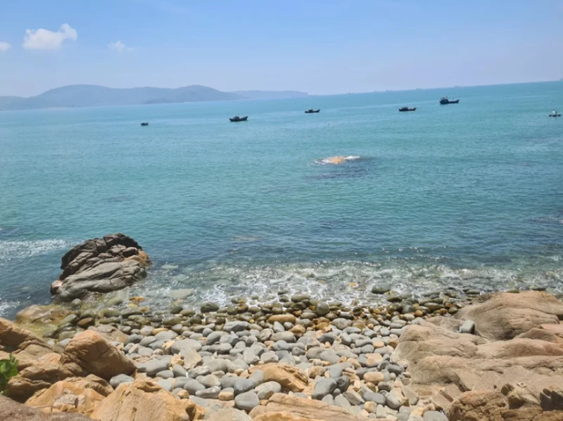 Bãi tắm Hoàng Hậu đầy quyến rũ