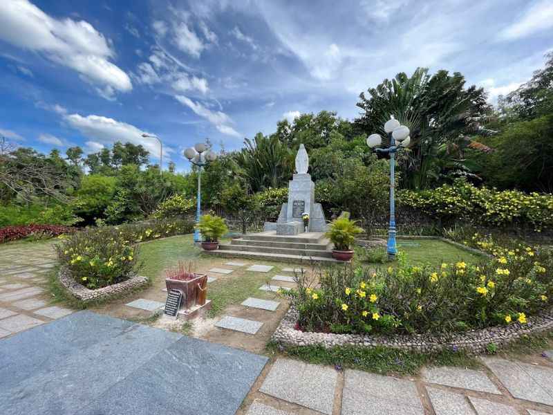 Ghé thăm mộ thi sĩ Hàn Mặc Tử