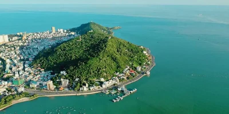 Hòa vào dòng người huyên náo về đêm tại Bãi Trước