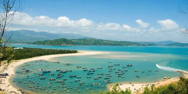 Bãi Từ Nham trải dài cùng bãi cát trắng mịn và làn nước trong xanh