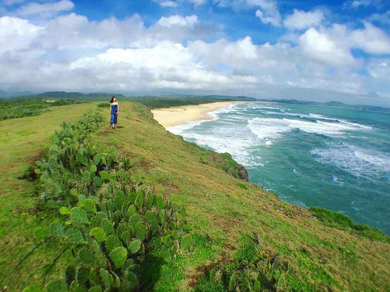 Thỏa thích tắm biển bên bờ biển xanh cát trắng