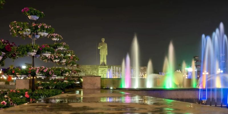 Công viên với tượng đài Tổng Bí thư Nguyễn Văn Cừ uy nghiêm