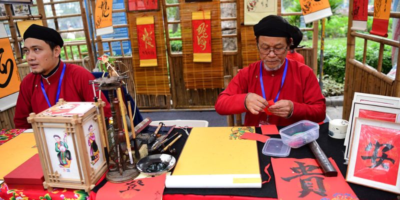 Bạn có thể chọn trò chuyện cùng nghệ nhân để hiểu rõ tác phẩm hơn 