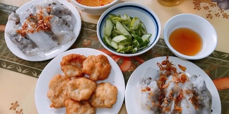 Bánh cuốn chả mực thơm nức mũi, giòn dai