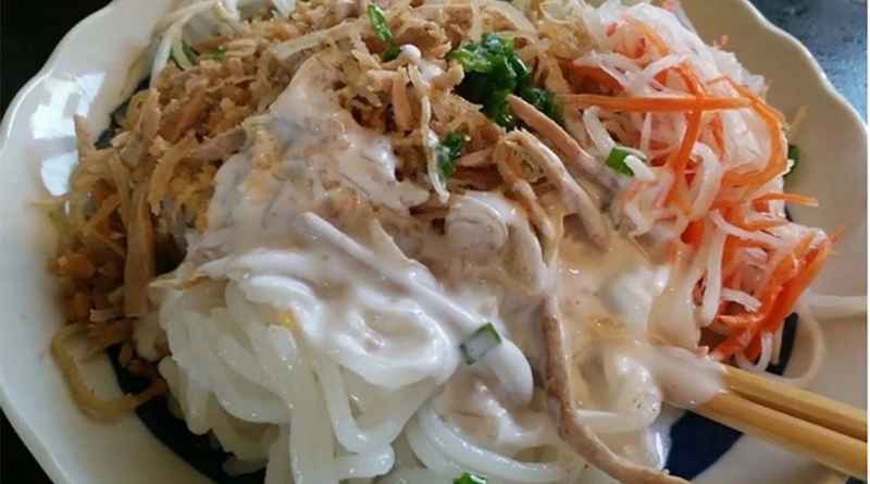 Bánh tằm ngan dừa và bánh củ cải là món ăn dân dã