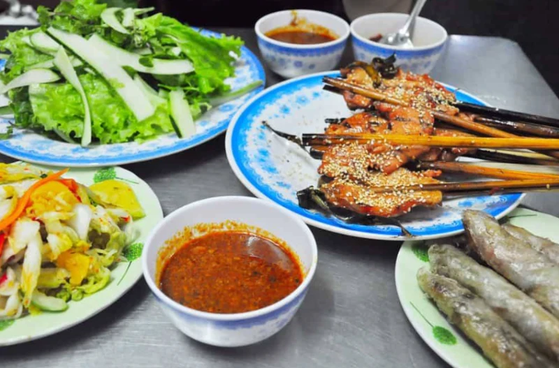 Bánh ướt cuốn thịt nướng vô cùng hấp dẫn