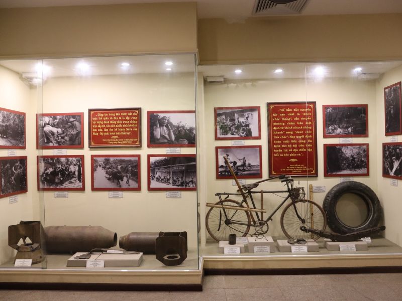 Khu vực trưng bày hiện vật, tranh ảnh