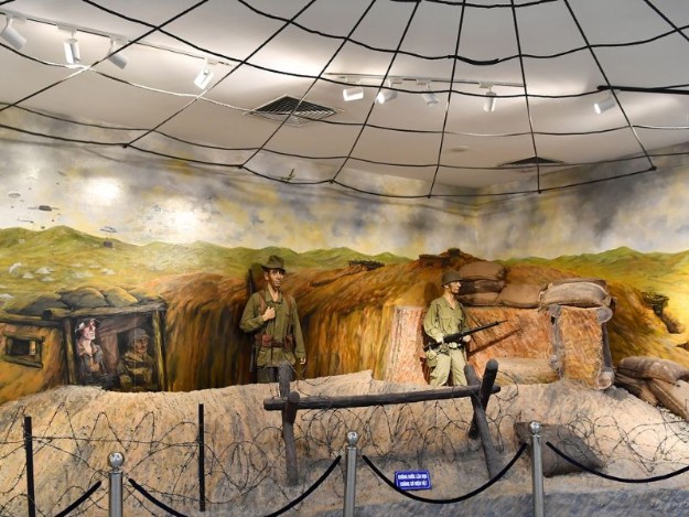 Mô hình phục dựng chiến hào của Pháp khi xâm chiếm cánh đồng Mường Thanh