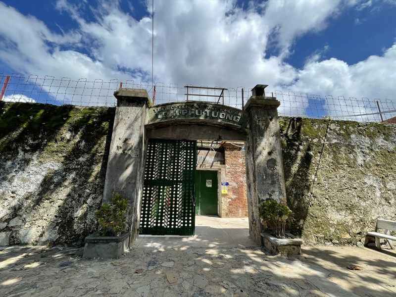 Tham quan nhà tù chỉ cách bảo tàng 400m 